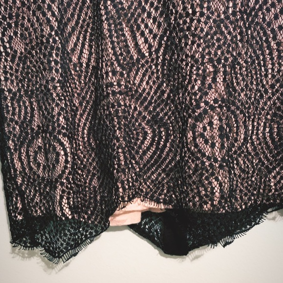 Attitude lace sleeveless top - Picture 3 of 7